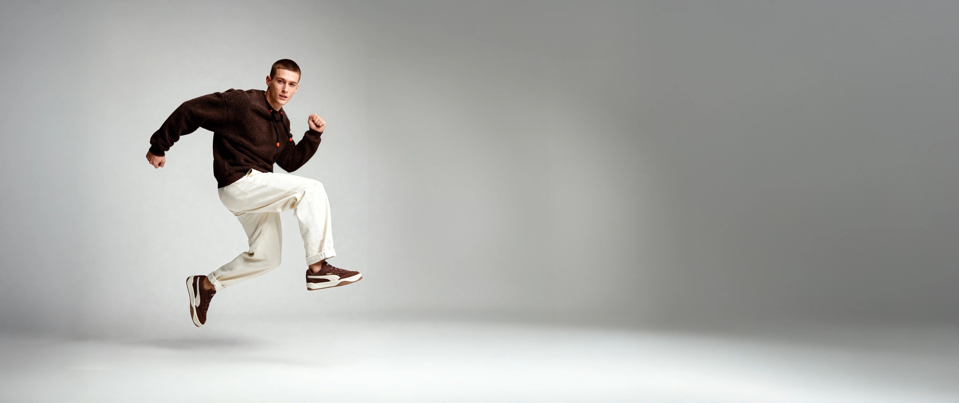 Modelo IA generando catálogo de moda para e-commerce de Puma