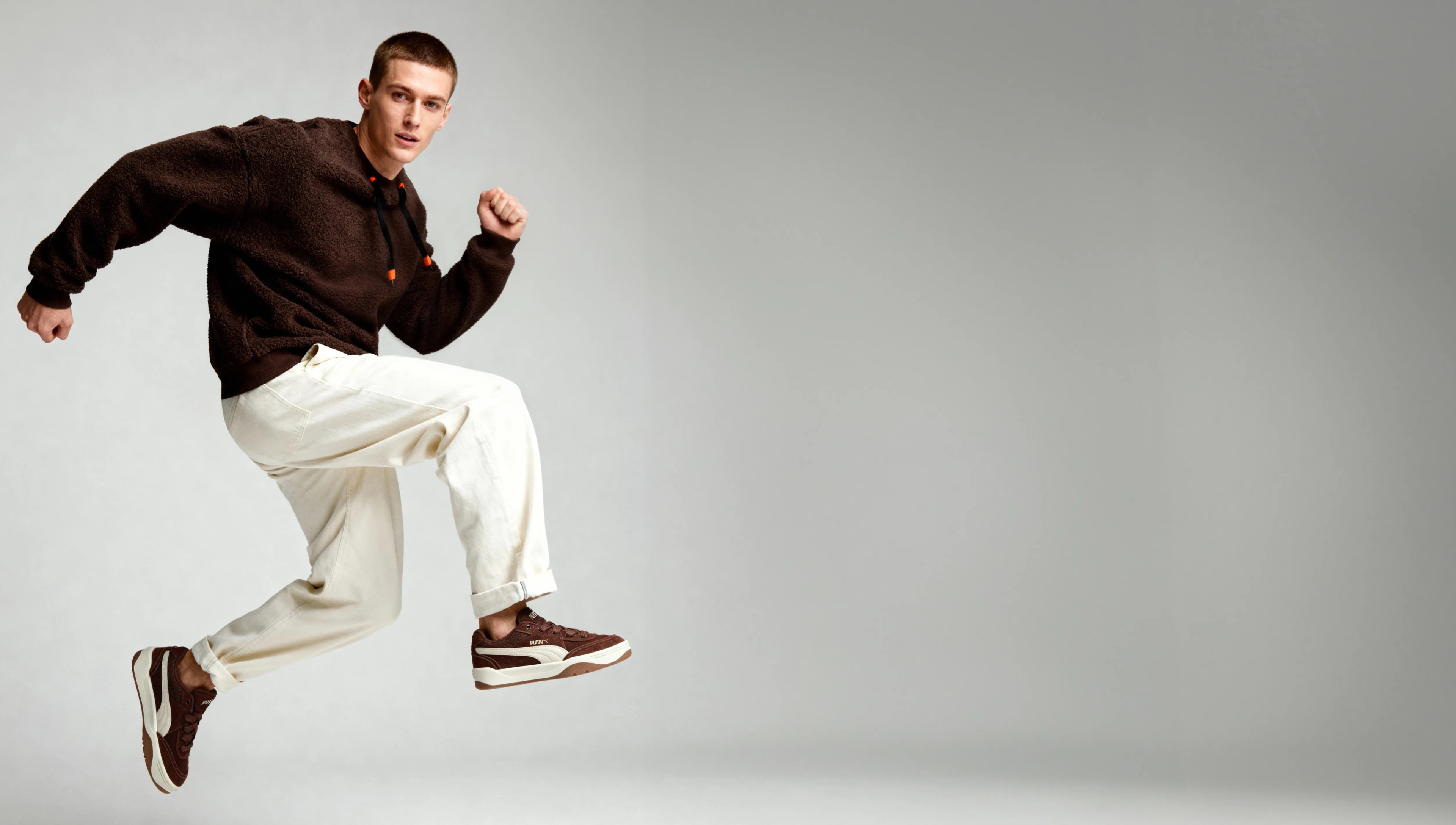 Modelo IA generando catálogo de moda para e-commerce de Puma